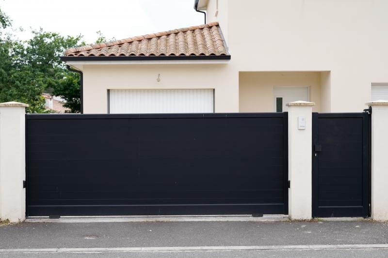 Pourquoi opter pour un portail coulissant quand l'espace est limité ?